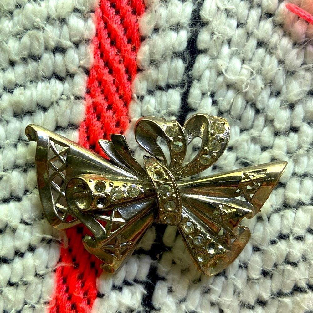 Vintage bow pin